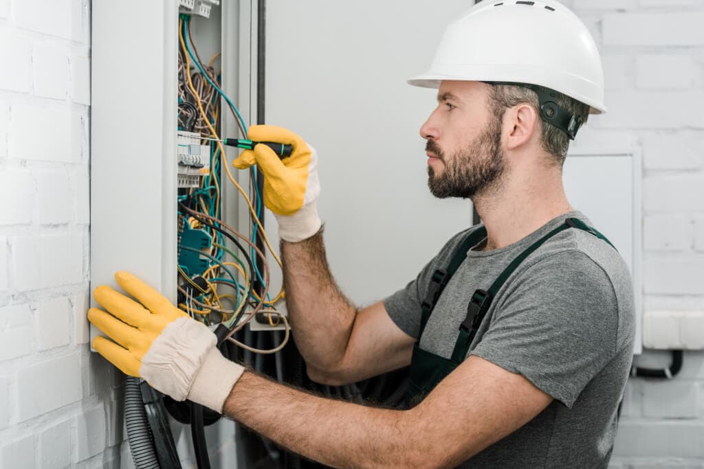 Prüfung ortsveränderlicher elektrischer Betriebsmittel – E+Service+Check GmbH: Qualität seit 2010