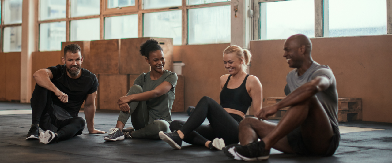 Fitness mit freien Gewichten vs. Maschinen: Was ist besser?