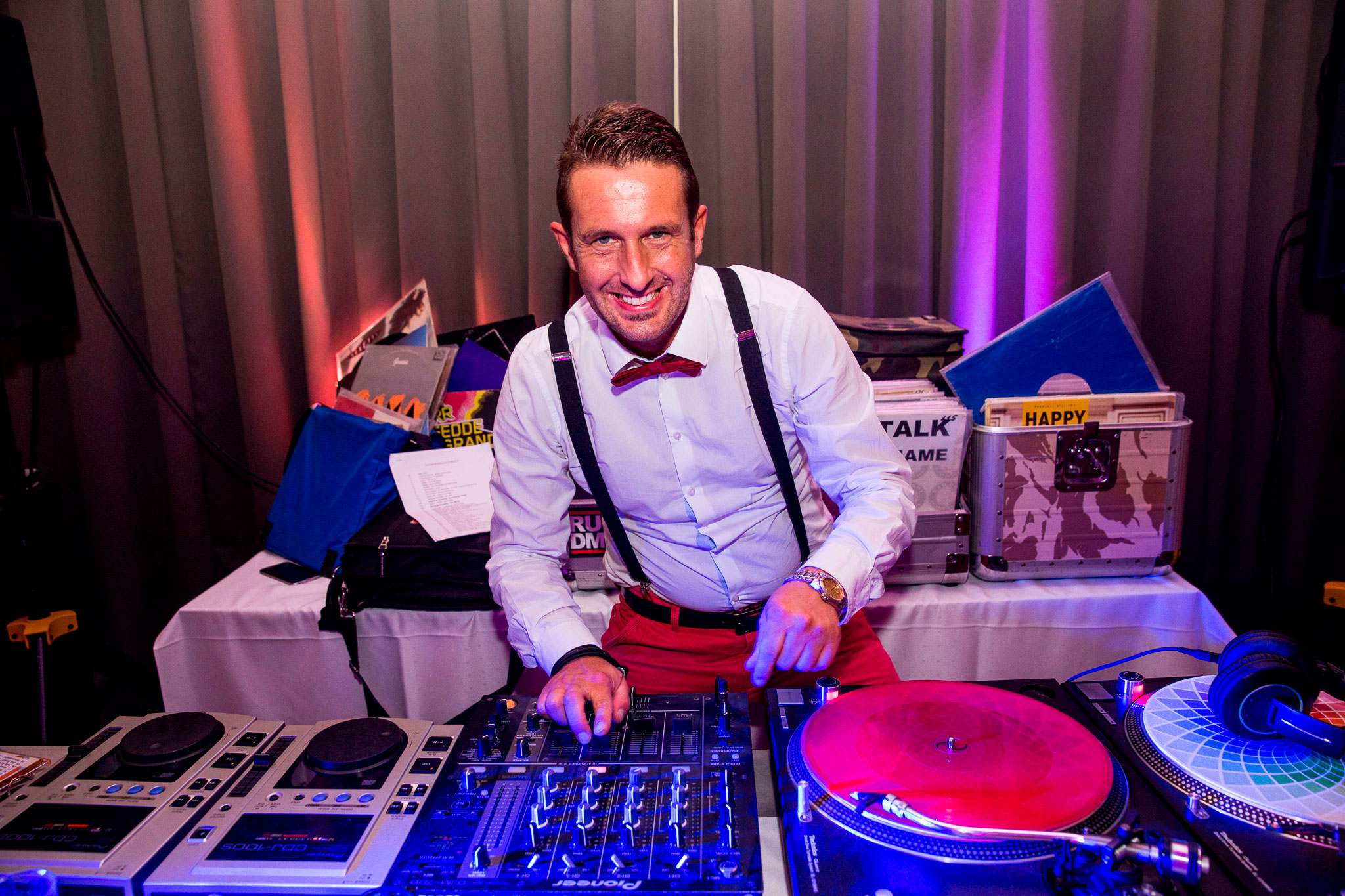 Wie DJ CHRISMIXX Ihre Hochzeitsfeier zum Leben erweckt: Tipps und Tricks
