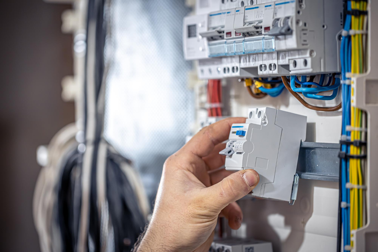 Prüfung elektrischer Anlagen: Schutz vor Brand- und Stromunfällen