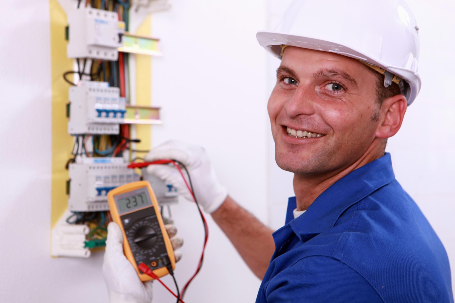 Prüfung elektrischer Anlagen: Warum regelmäßige Kontrollen unerlässlich sind