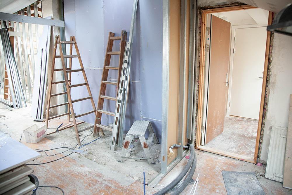 Altbau sanieren ohne Frust: Wie Sie die häufigsten Probleme bei der Renovierung alter Gebäude vermeiden können