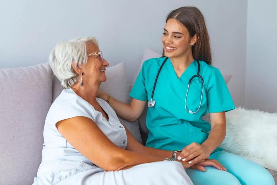 Geriatrische Intensivpflege: Bewältigung einzigartiger Herausforderungen