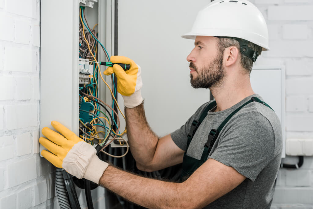 Prüfung ortsveränderlicher elektrischer Betriebsmittel – E+Service+Check GmbH: Qualität seit 2010