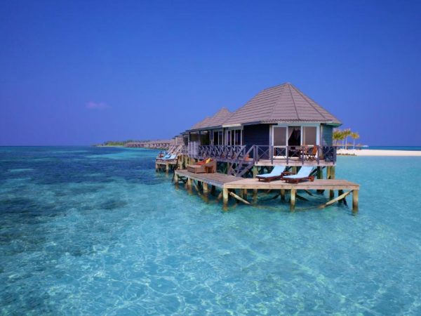 Entdecken Sie die Malediven mit holidayxxl: Traumstrände und türkisblaues Wasser