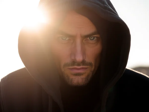 Trage diesen schwarzen heavyweight hoodie lässig während eines Stadtbummels.